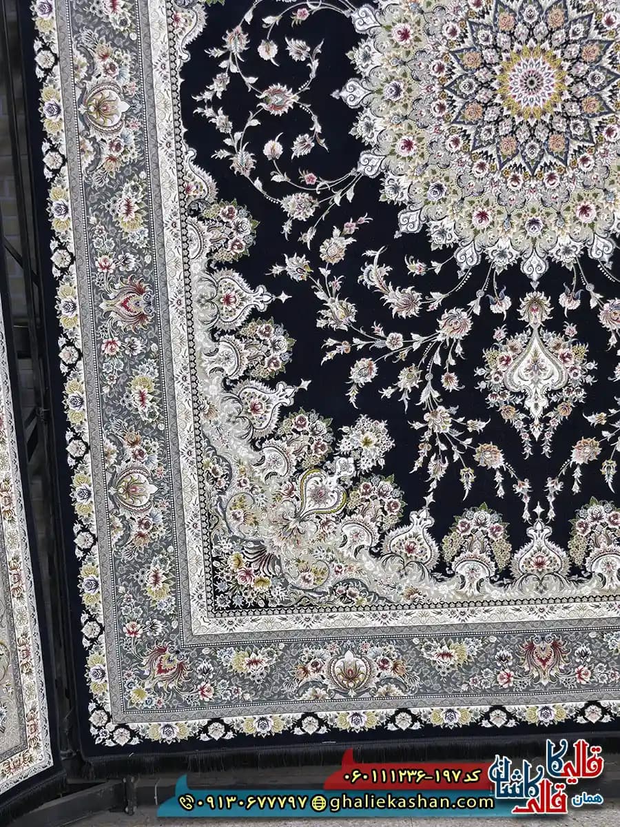 فرش کلاسیک 1200 شانه طرح بردیا زمینه سرمه ای گل برجسته کاشان — تصویر ۳