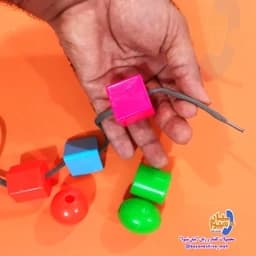 بازی ریسمانک جعبه ای(بازی فکری مثبت 3 سال) حاوی نخ و مهره های رنگی درشت — تصویر ۳