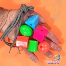 بازی ریسمانک جعبه ای(بازی فکری مثبت 3 سال) حاوی نخ و مهره های رنگی درشت — تصویر ۴