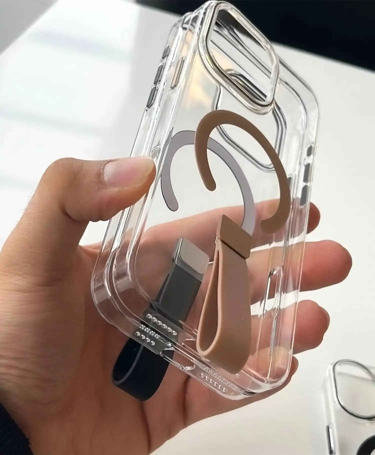 قاب شیشه ای مگسیفدار با بند انگشتی لینکس گوشی آیفون Iphone 15 — تصویر ۳