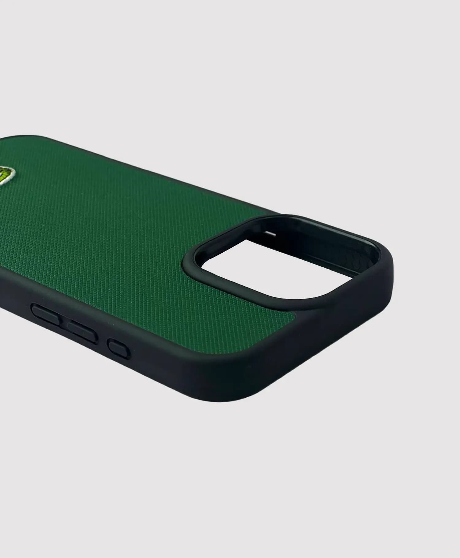 قاب چرمی طرح لاگوست گوشی موبایل آیفون Iphone 16 Pro — تصویر ۳