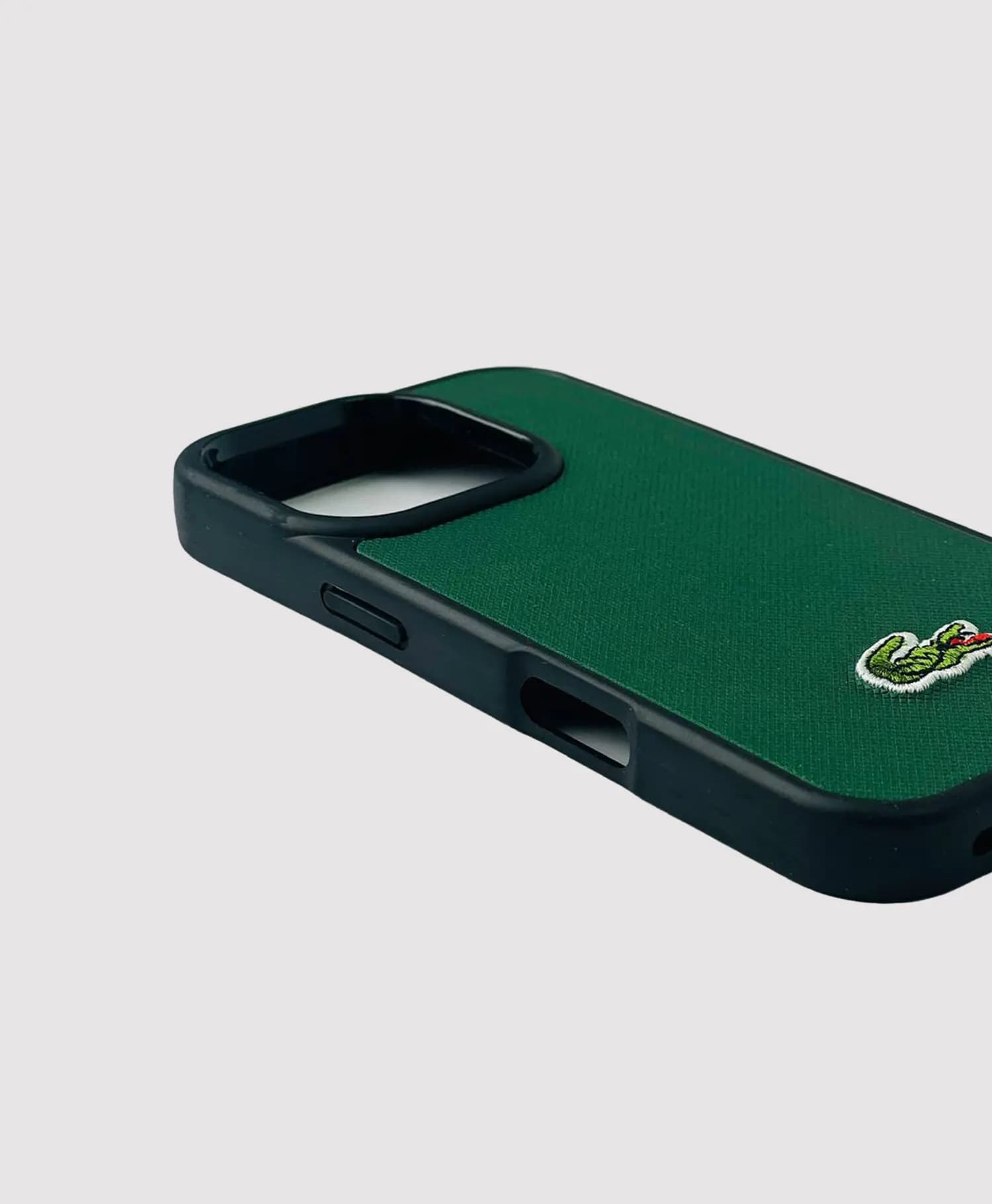 قاب چرمی طرح لاگوست گوشی موبایل آیفون Iphone 16 Pro — تصویر ۲