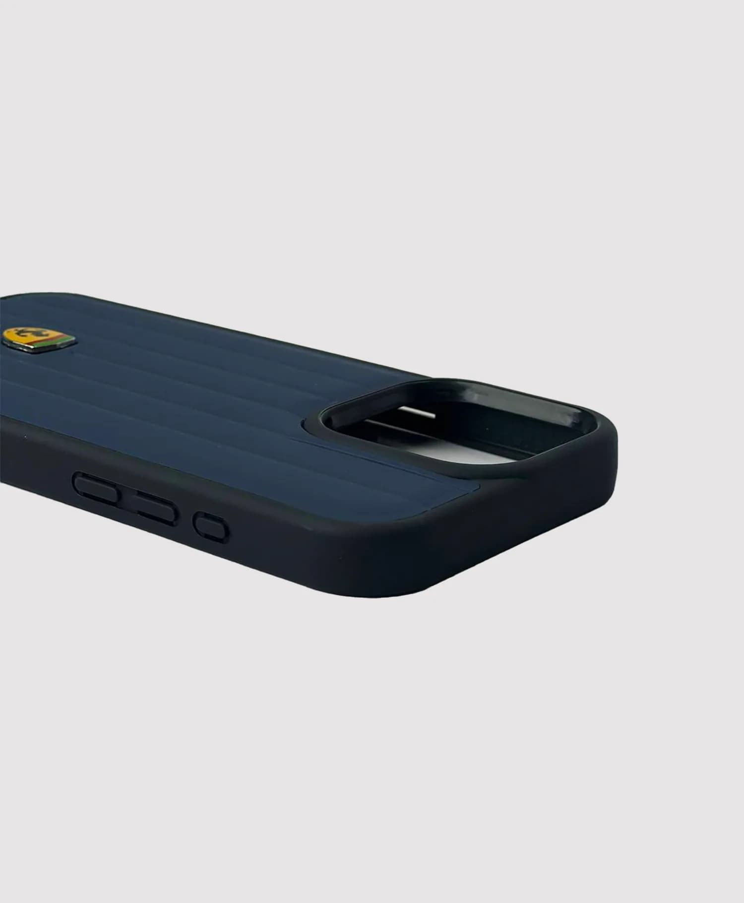 قاب چرمی طرح فراری گوشی موبایل آیفون Iphone 16 Pro — تصویر ۴