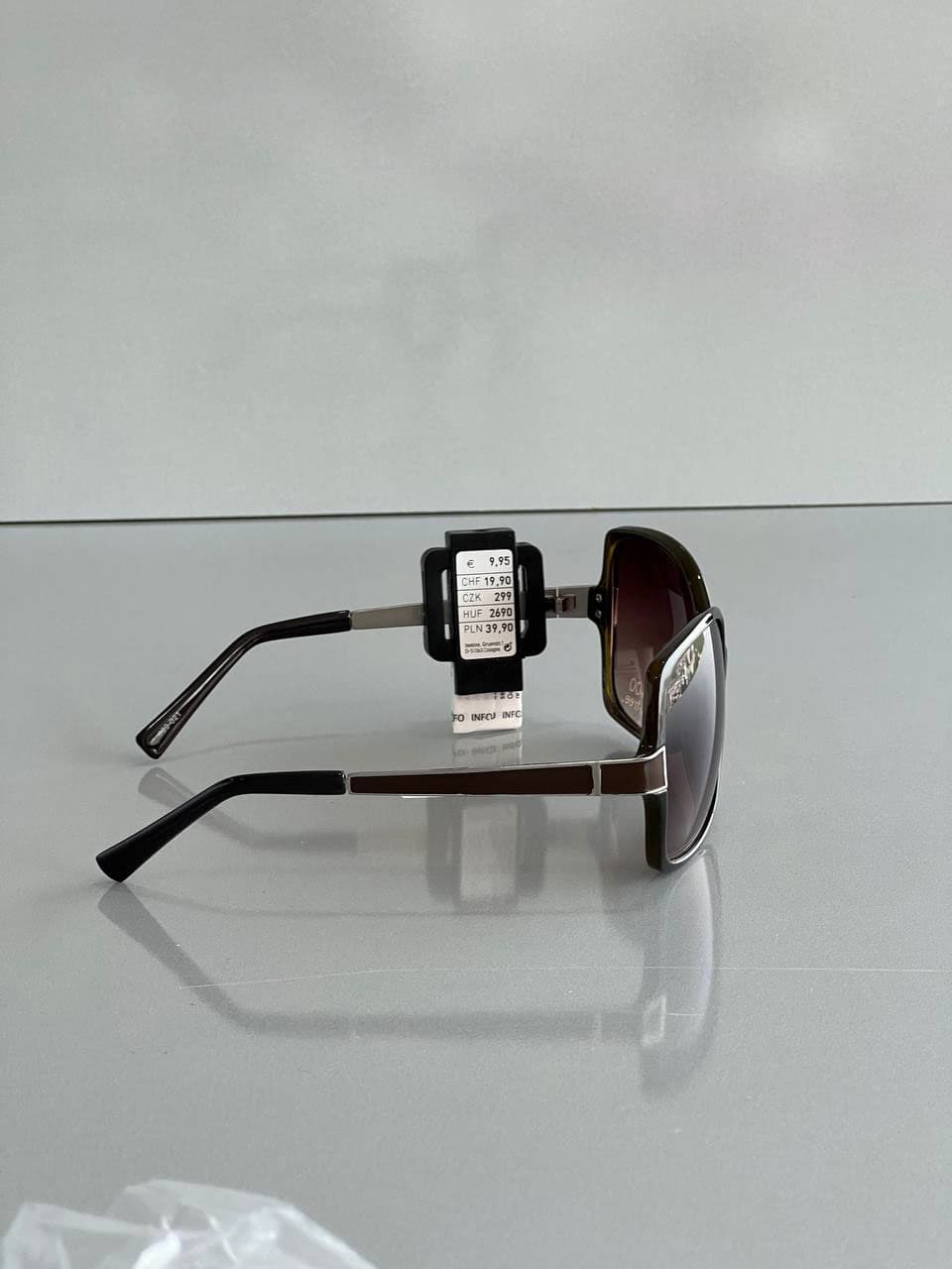 عینک آفتابی کلاسیک مشکی زنانه Accessorize — تصویر ۳