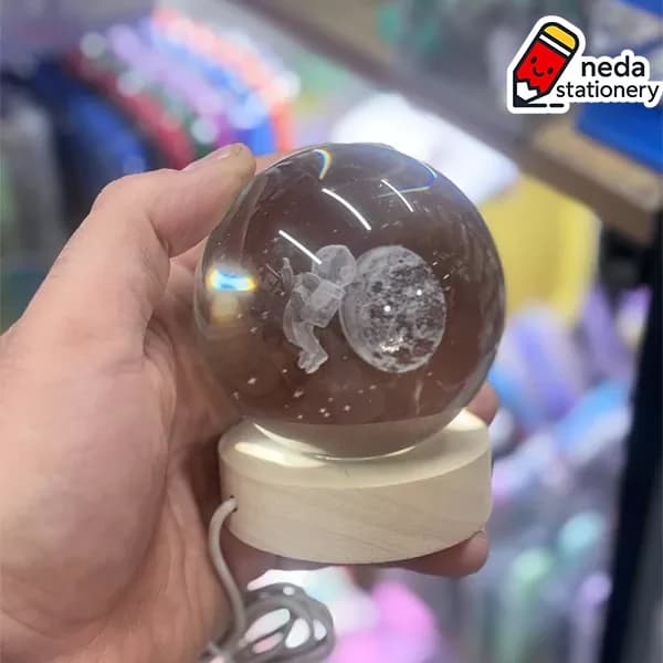 گوی کریستال فضانورد و ماه پایه چوبی سایز ۸