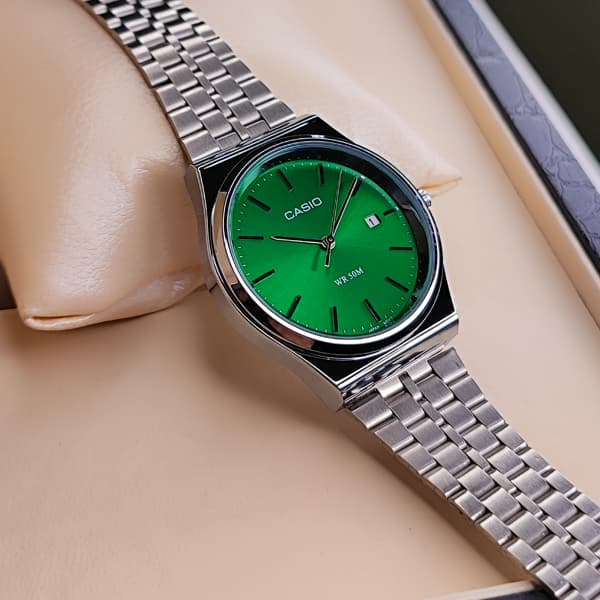 ساعت مچی مردانه Casio گادفادر بند استیل سبز — تصویر ۳