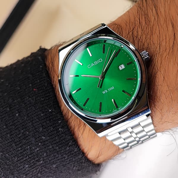 ساعت مچی مردانه Casio گادفادر بند استیل سبز — تصویر ۵