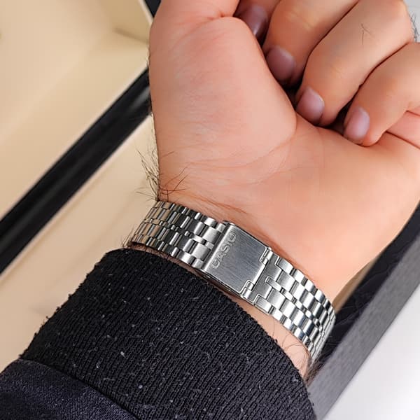 ساعت مچی مردانه Casio گادفادر بند استیل سبز — تصویر ۴