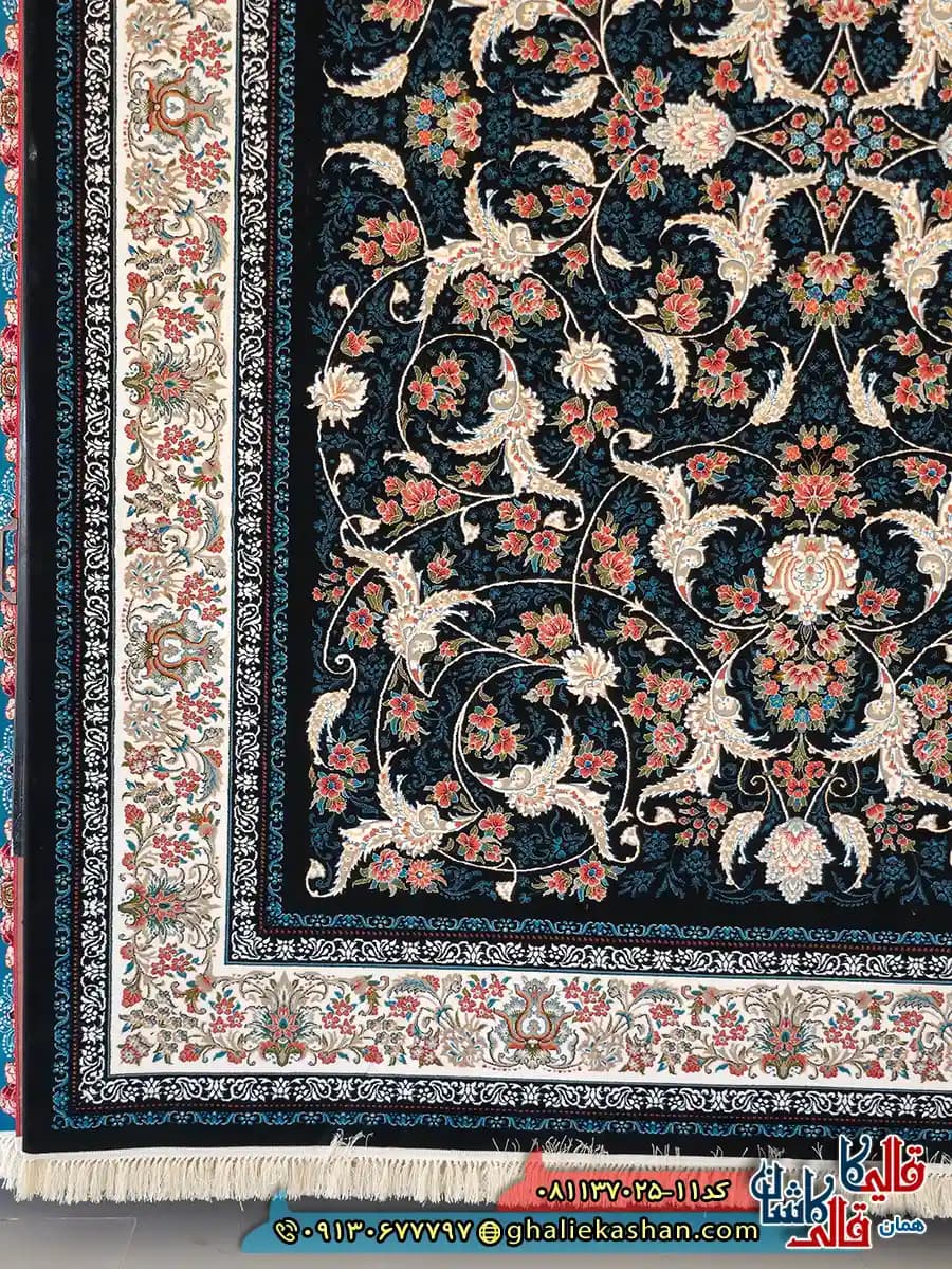 فرش کلاسیک 700 شانه طرح افشان درباری رنگ سرمه ای کاشان — تصویر ۳