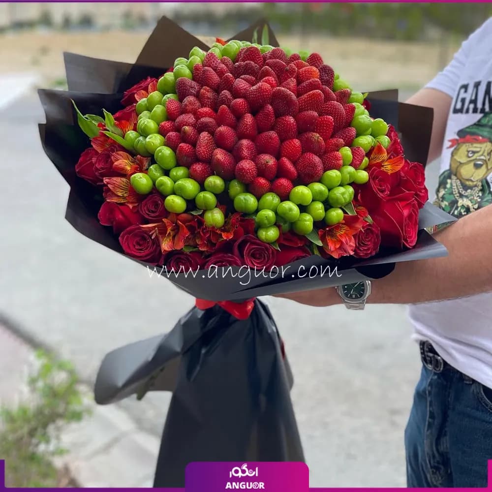 دسته گل نوبرانه (توت فرنگی،آلوچه،آلسترومریا و رز)