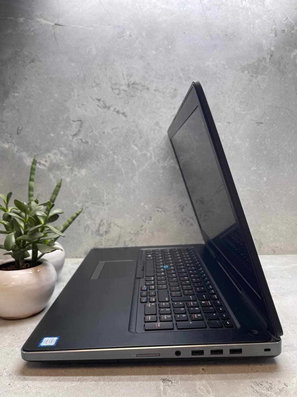 لپ تاپ استوک Dell Precision 7720 | 17.3″ | Core i7-7700HQ | 32GB RAM | 512GB SSD | NVIDIA Quadro M1200 4GB — تصویر ۴