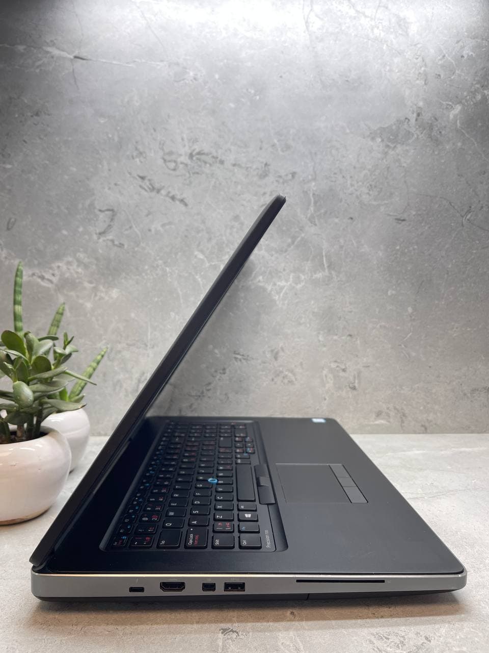 لپ تاپ استوک Dell Precision 7720 | 17.3″ | Core i7-7700HQ | 32GB RAM | 512GB SSD | NVIDIA Quadro M1200 4GB — تصویر ۳