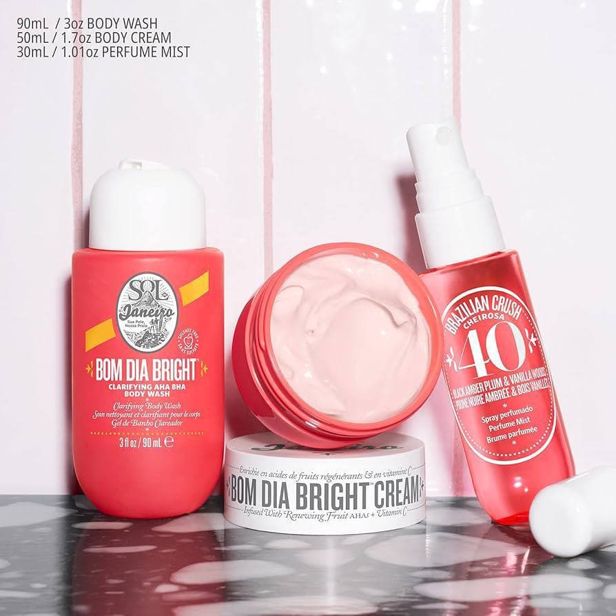 ست مراقبت از بدن مدل Bom Dia Bright سول دو ژانیرو Bright Sol de janeiro bom dia bright jet set مناسب انواع پوست شاور ژل ۹۰ میلیلیتر کرم بدن ۵۰ میلیلیتر بادی میست چیرووسا حجم ۳۰ میلیلیتر — تصویر ۳