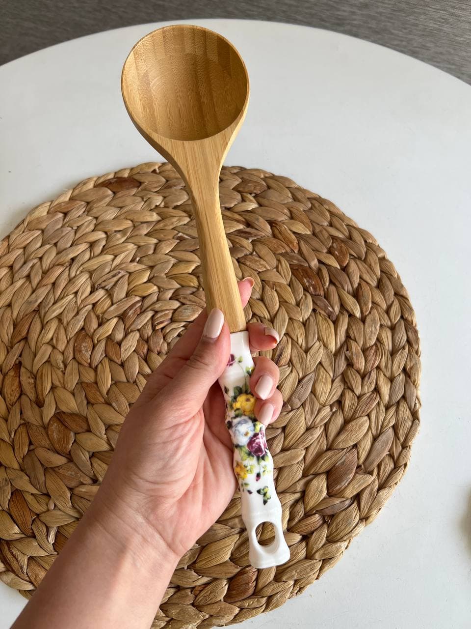 ست کفگیر ملاقه چوبی دسته سرامیکی- طرح چند گل رز درشت زرد — تصویر ۴