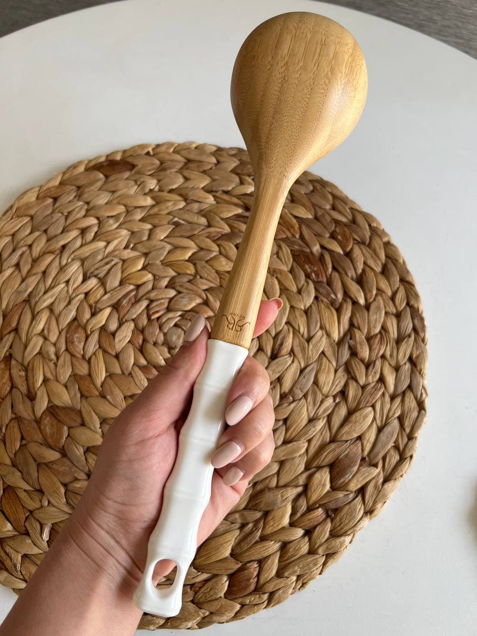 ست کفگیر ملاقه چوبی دسته سرامیکی- طرح چند گل رز درشت زرد — تصویر ۲