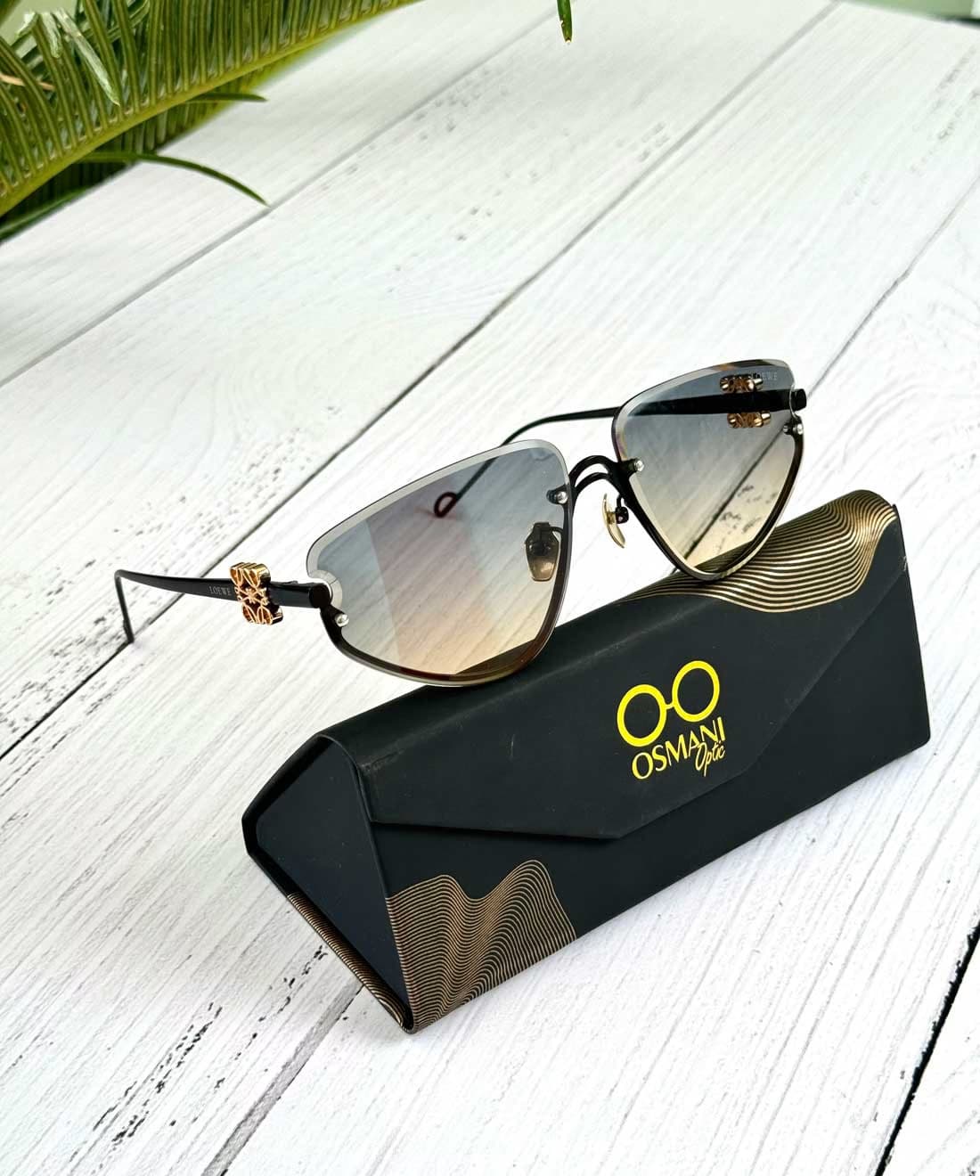 عینک آفتابی زنانه برند لوئوه مدل LOEWE LW5104S — تصویر ۴