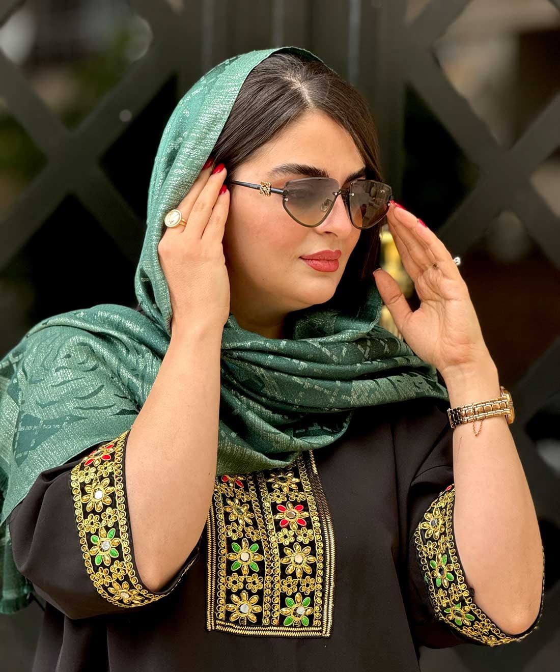 عینک آفتابی زنانه برند لوئوه مدل LOEWE LW5104S — تصویر ۳