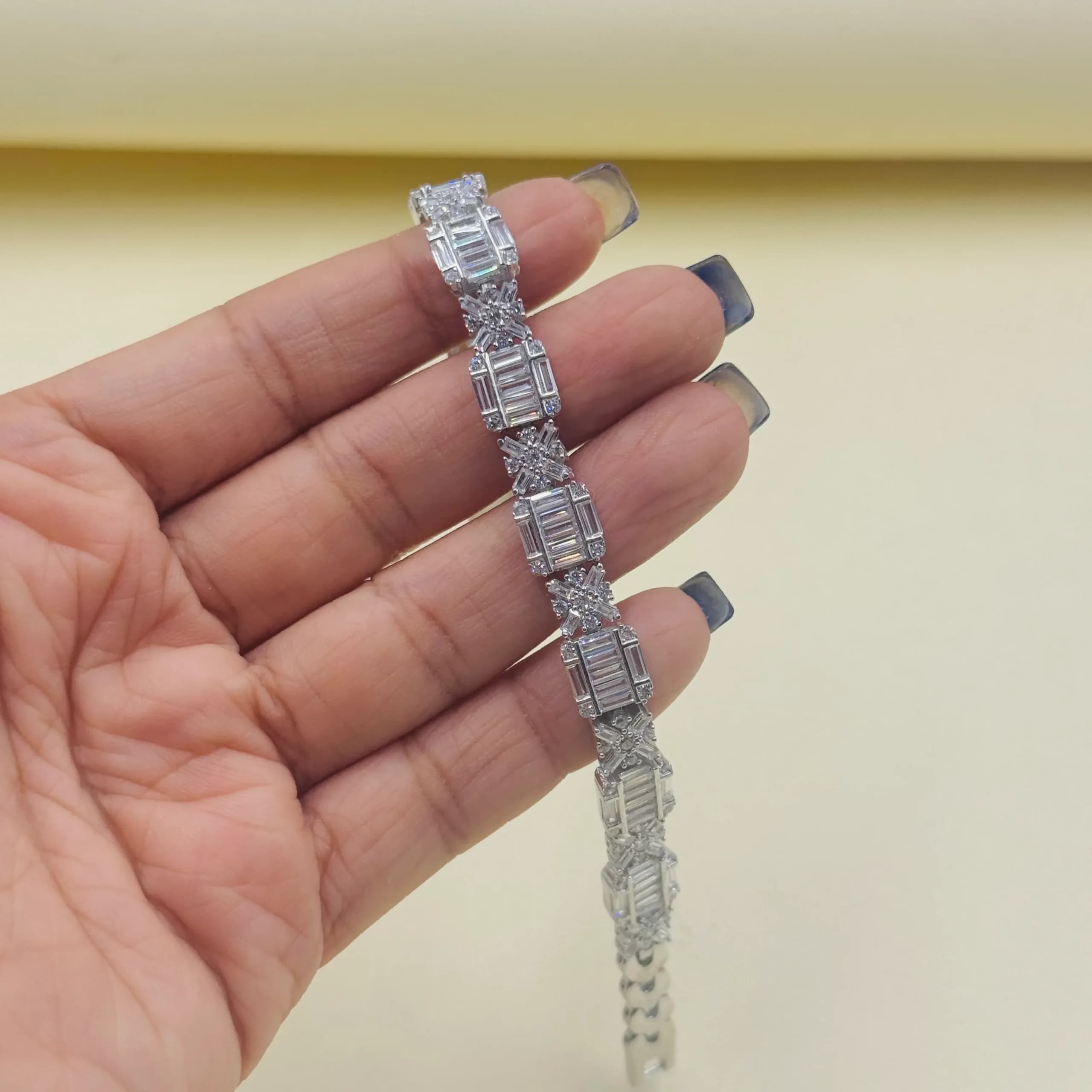 دست بند نقره زنانه | نگین باگت مربعی کد SMD87 — تصویر ۲