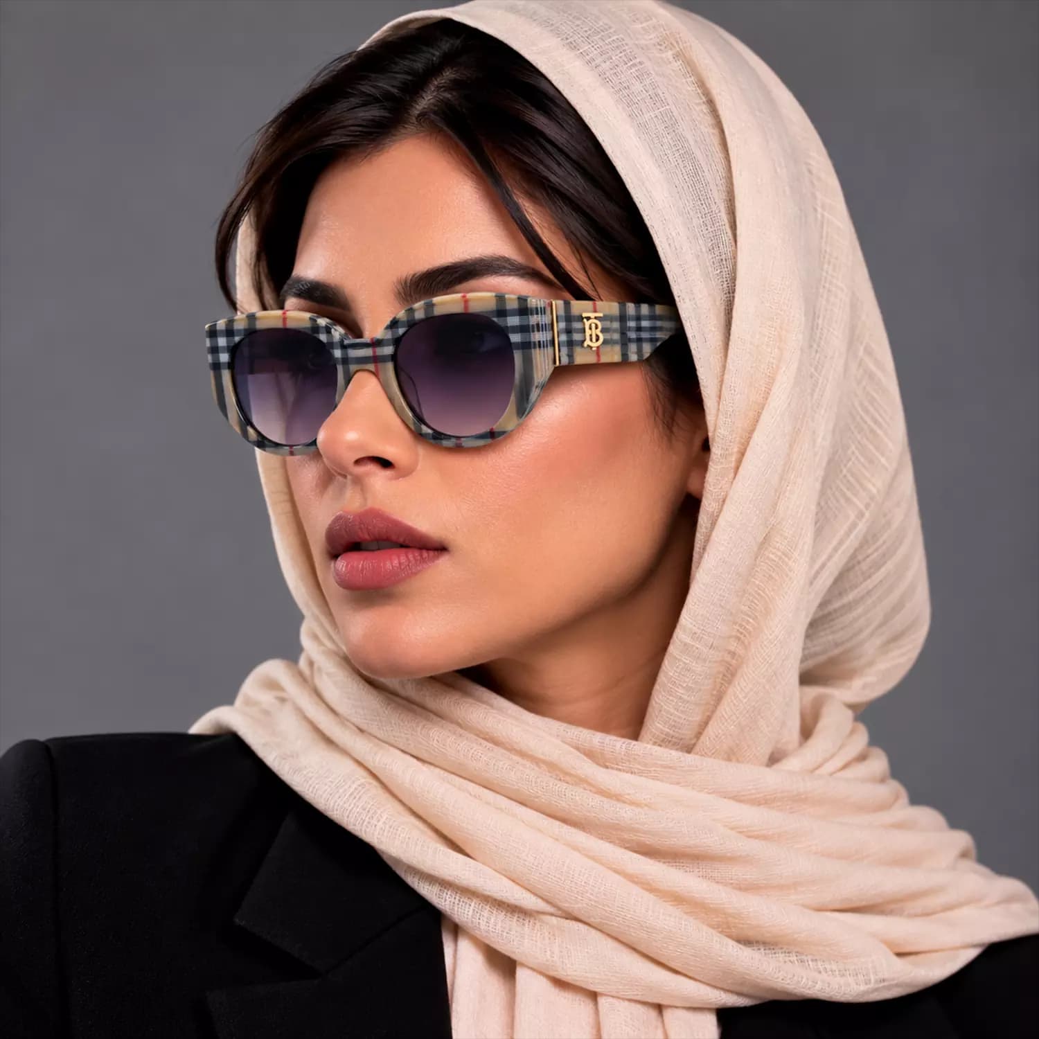 عینک آفتابی باربری فریم گربه ای زنانه اورجینال کد BE4390 — تصویر ۳