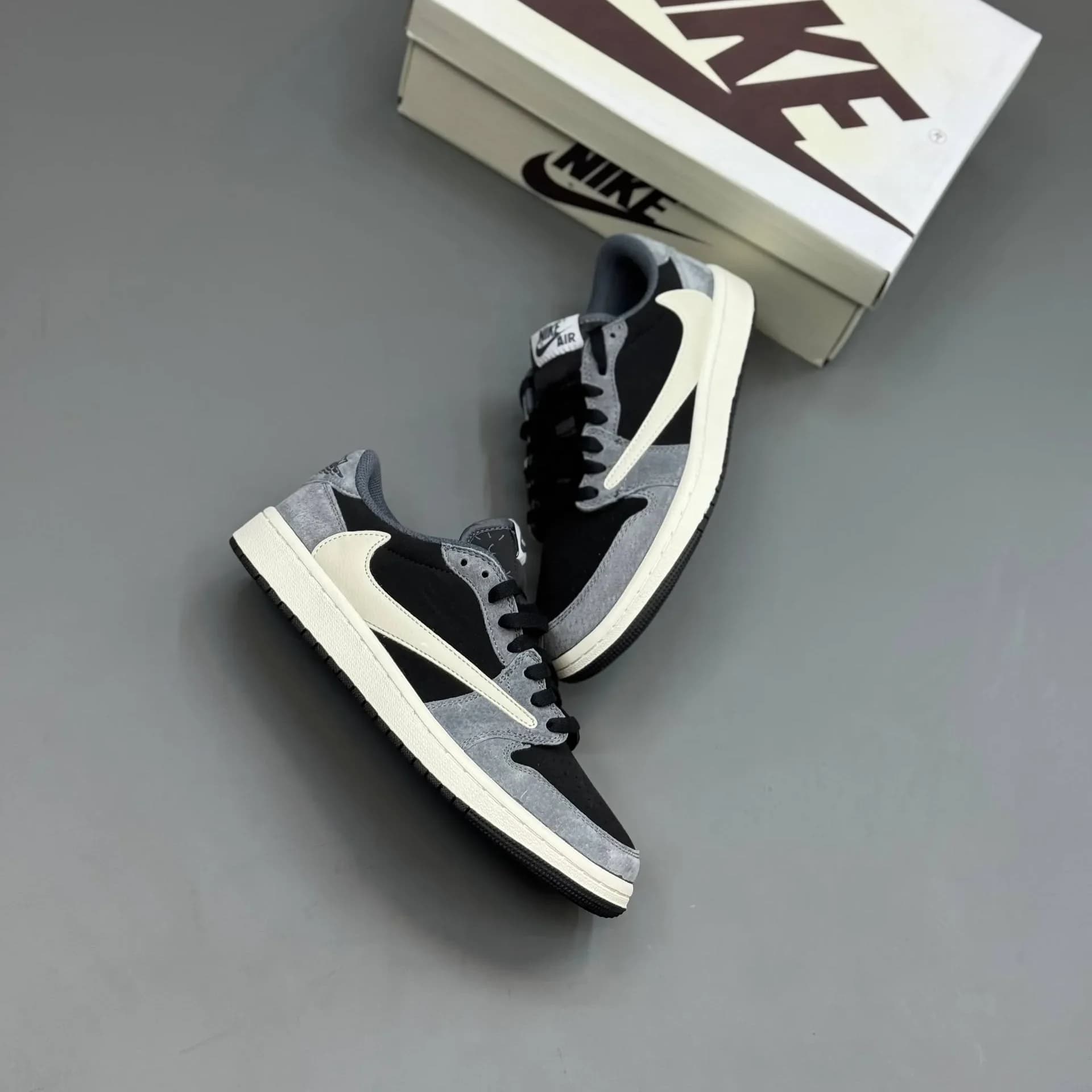 کفش نایک جردن تراویس مشکی طوسی مستر کوالیتی | Nike Air Jordan Travis Scott Master Quality — تصویر ۳