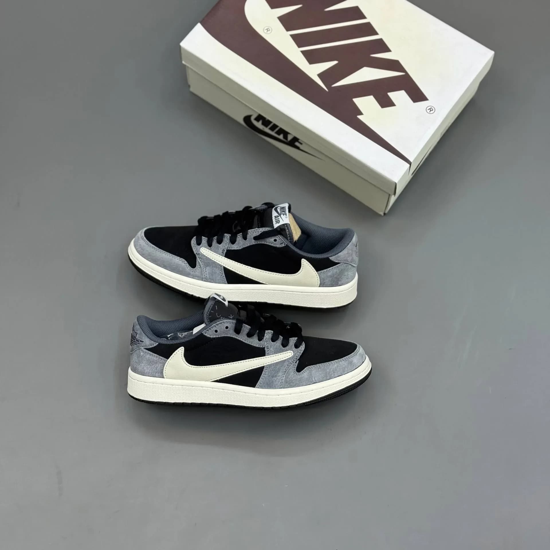 کفش نایک جردن تراویس مشکی طوسی مستر کوالیتی | Nike Air Jordan Travis Scott Master Quality — تصویر ۲