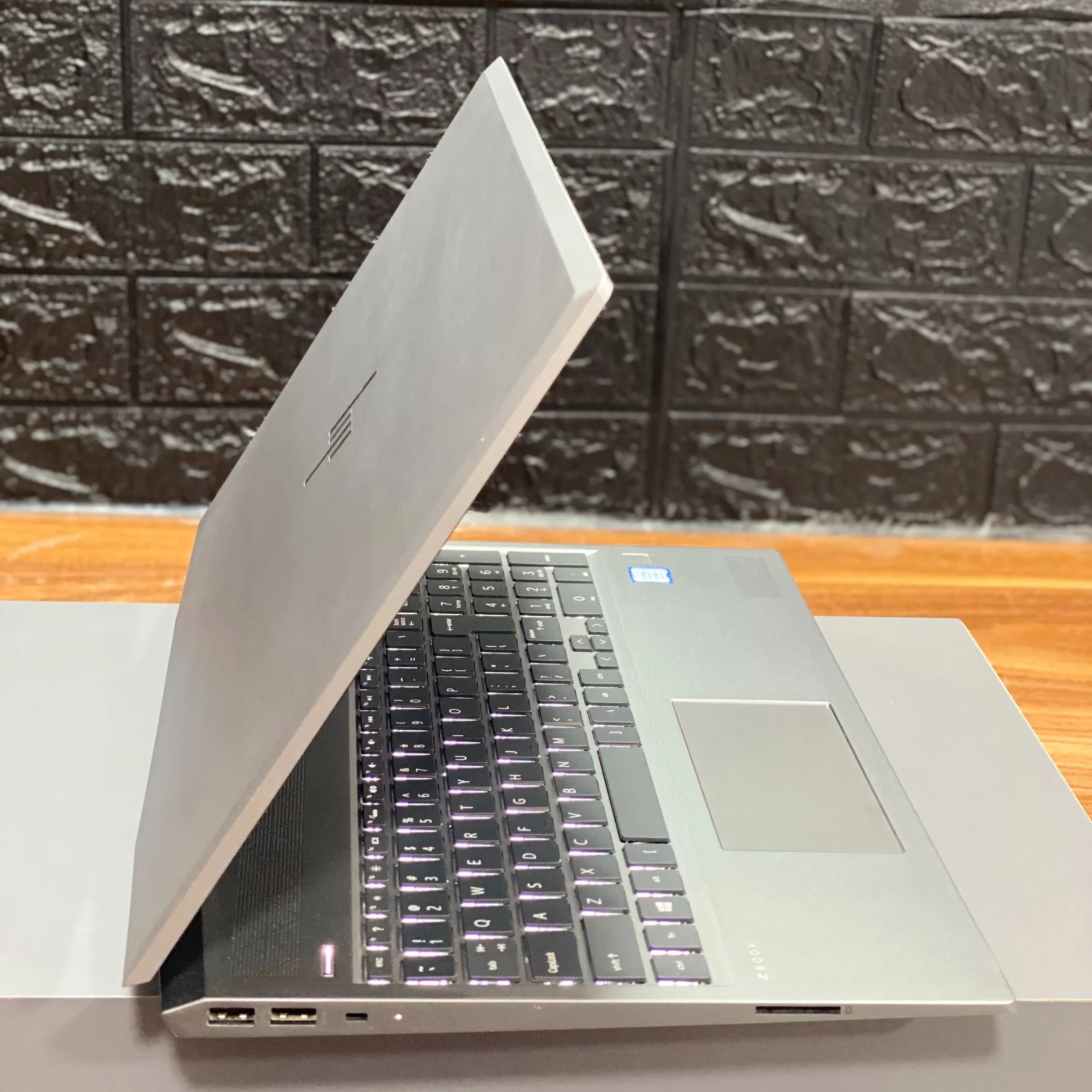 لپ تاپ 14 اینچی اچ پی مدل HP ZBook 15v G5 Core i7-8750H 16GB DDR4 256GB SSD Nvidia Quadro P600 4GB – کارکرده — تصویر ۱۰