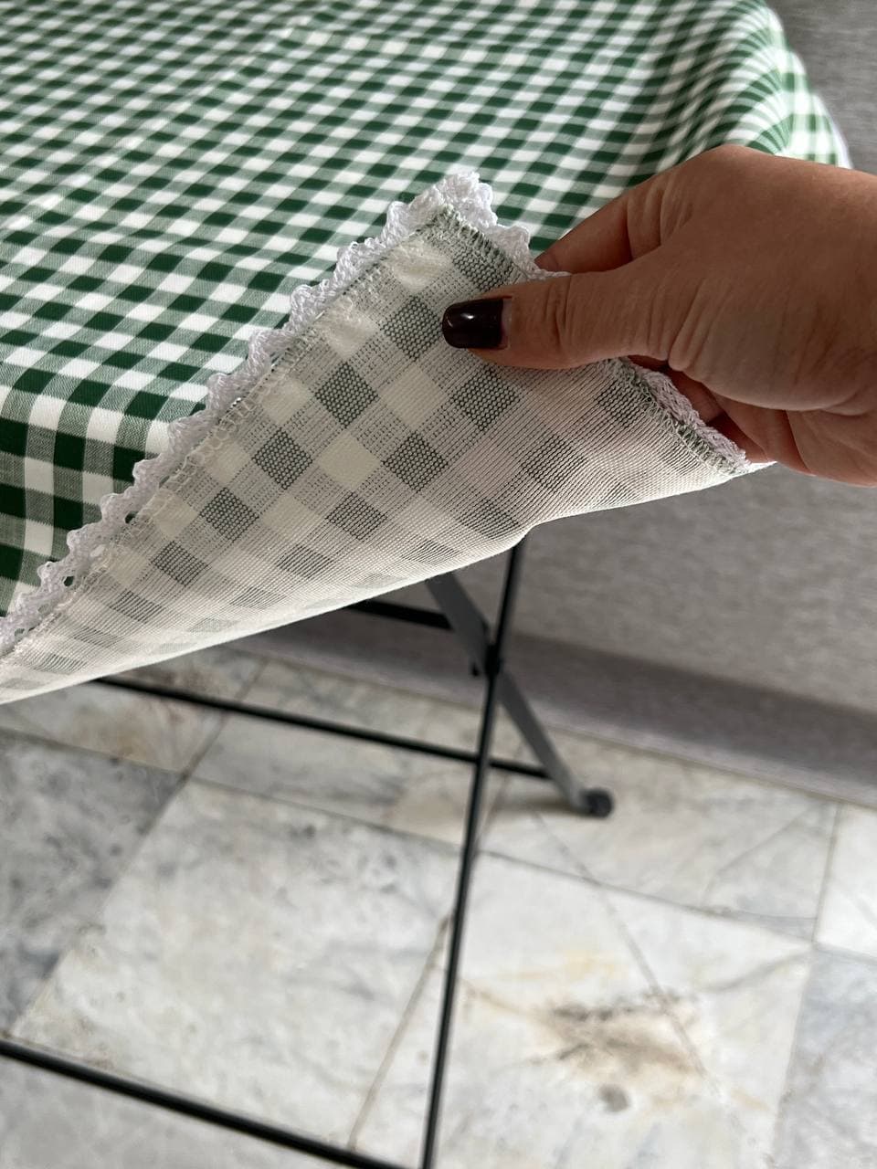 رومیزی پارچه ای مربع کوچک دور دانتل- داک سبز چهارخانه- 80 در 80 سانت — تصویر ۲