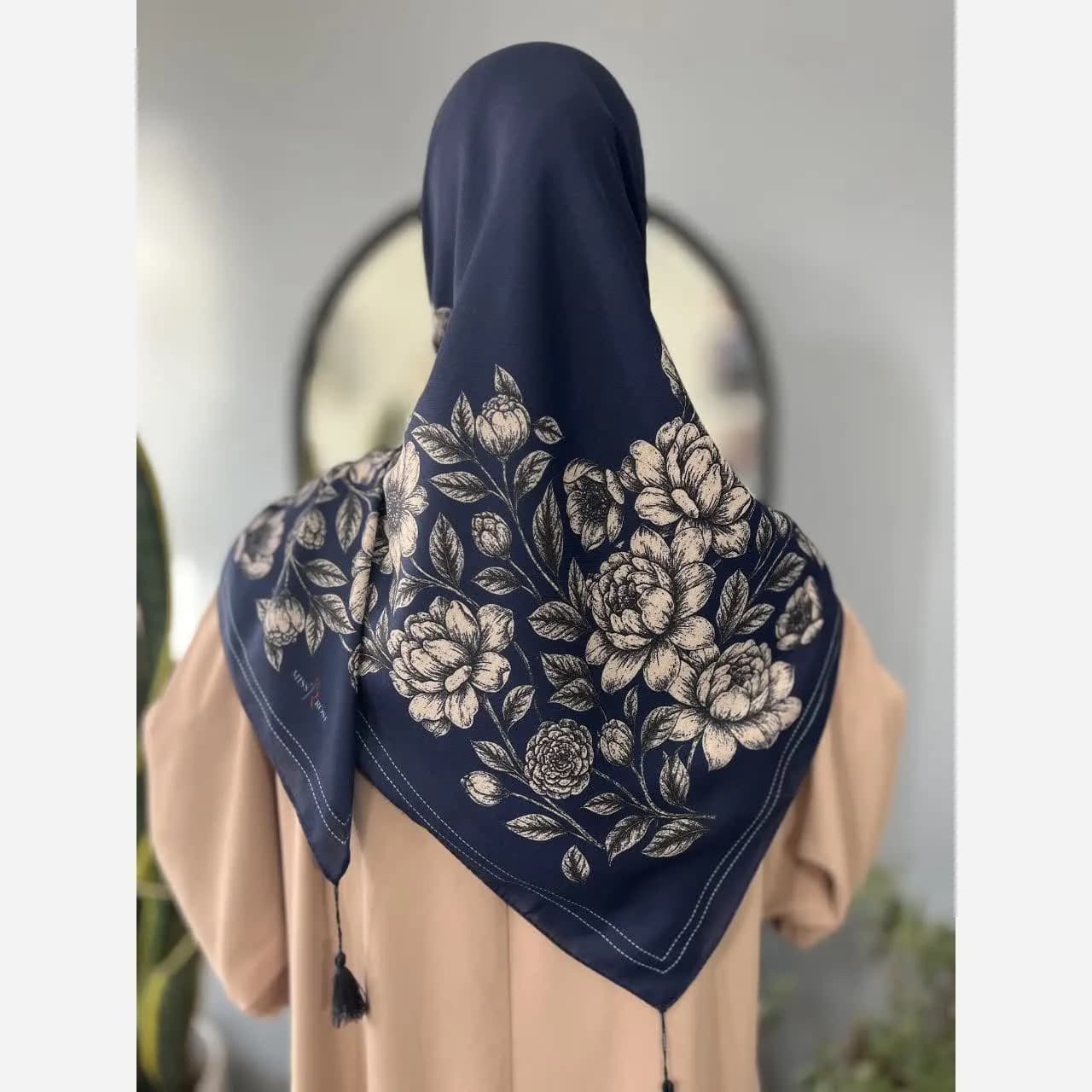 روسری سوپرنخ قواره 120 طرح گل سرمه ای — تصویر ۲