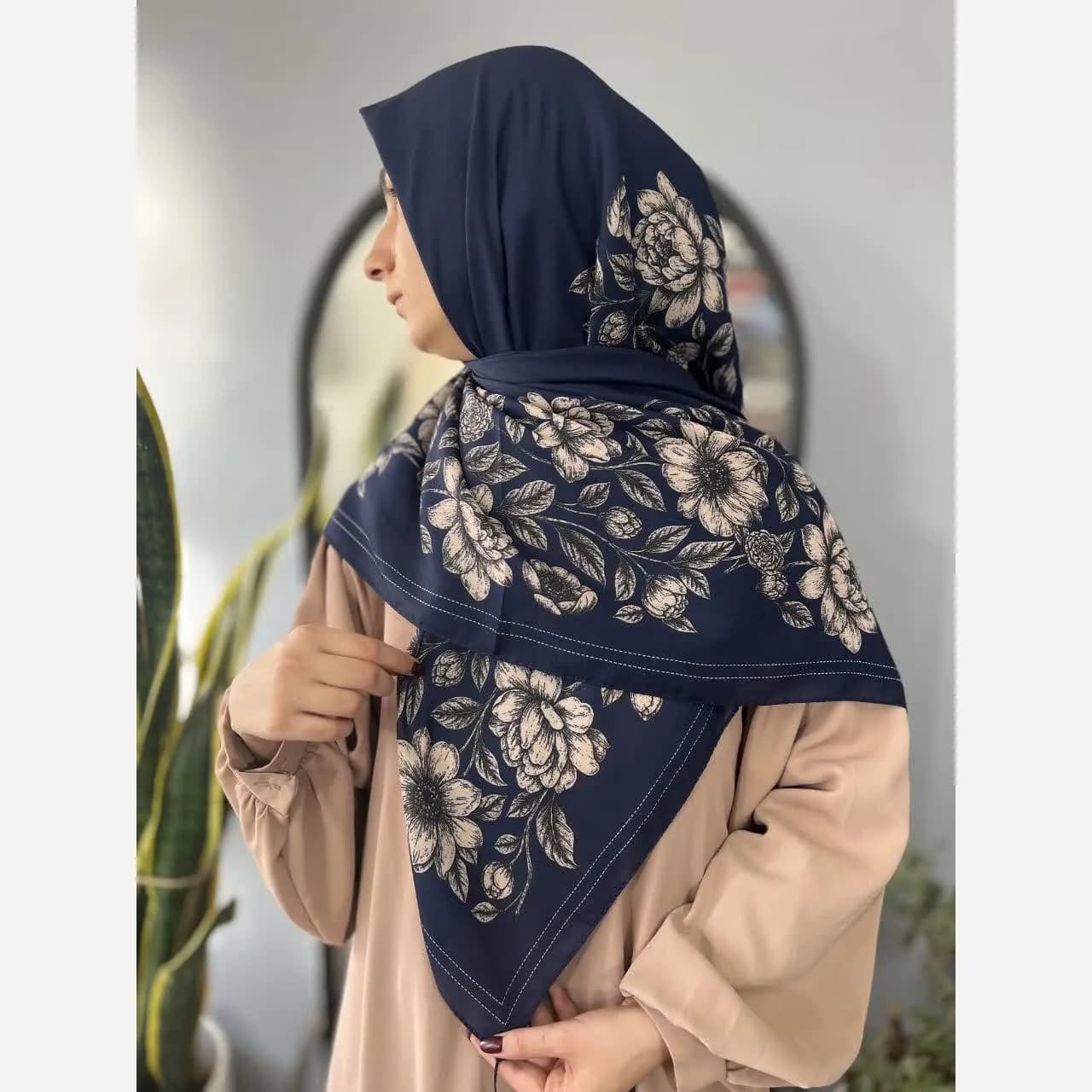 روسری سوپرنخ قواره 120 طرح گل سرمه ای — تصویر ۳