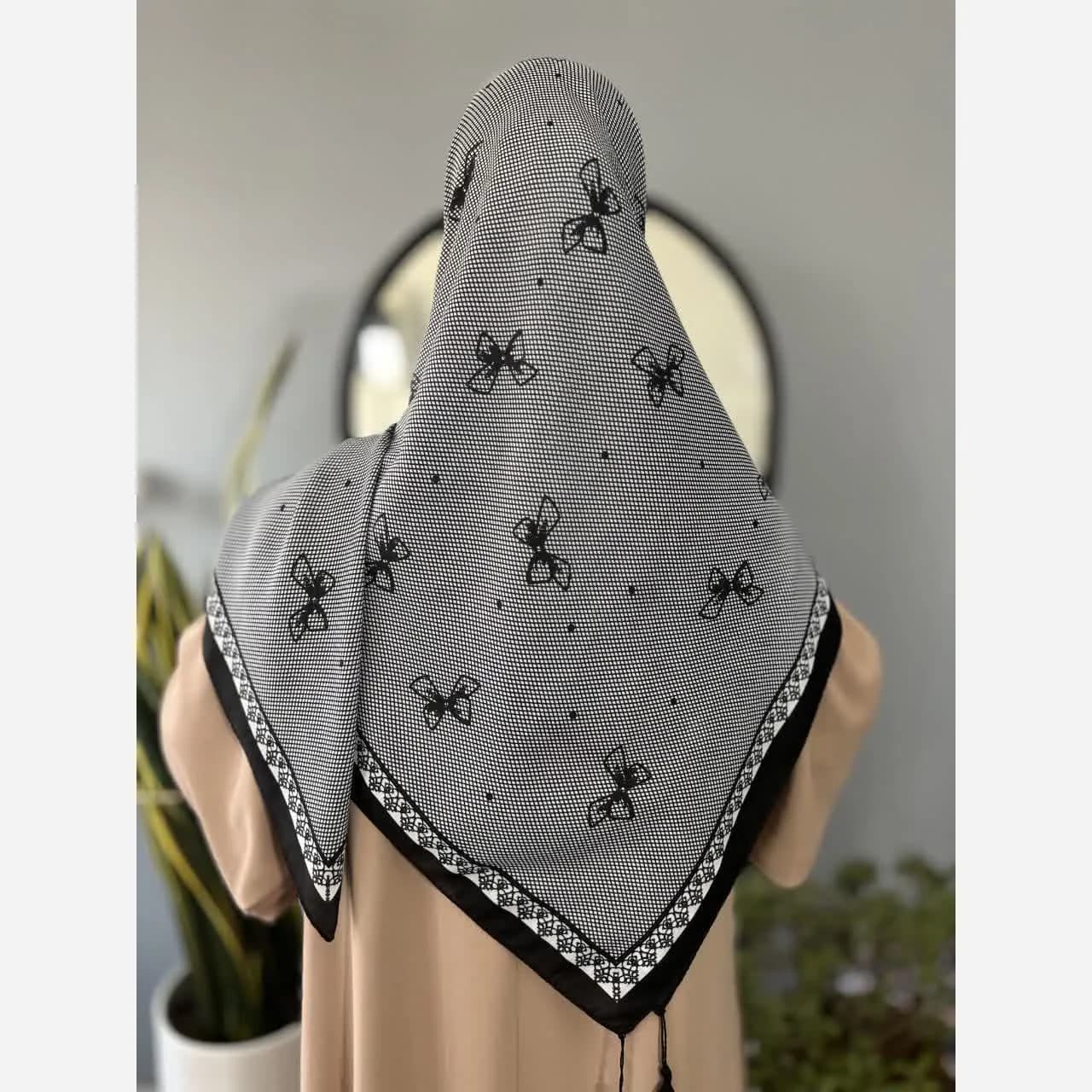 روسری نخی طرح پاپیونی مشکی قواره 140 دور دوخت درجه یک — تصویر ۲