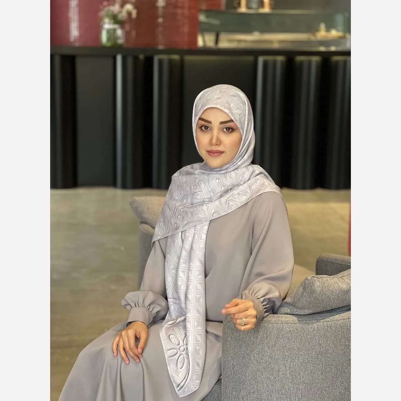 روسری مجلسی زنانه طرح مروارید نخ کاستوم سیتو قواره بزرگ 140 سانتیمتر دورچرخدوز — تصویر ۶
