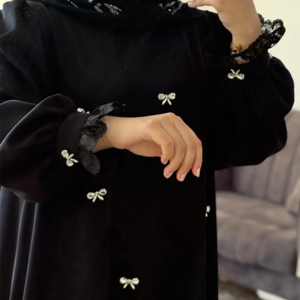 عبای زنانه مجلسی کرپ جت بلک جواهر دوزی شده با آستین پفدار و دانتل قد 145 — تصویر ۲