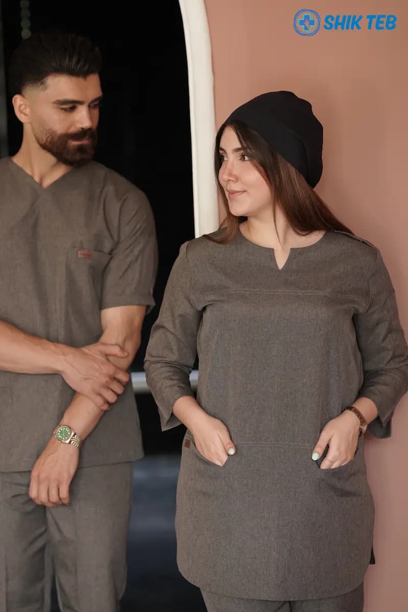 ست اسکراب پزشکی استین سه ربع شکلاتی پرشیا — تصویر ۴