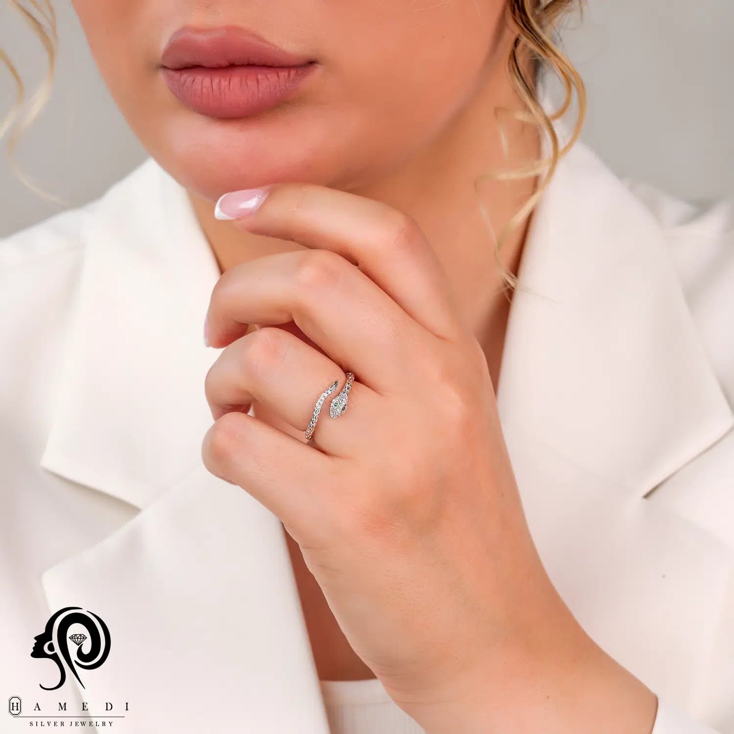 انگشتر نقره زنانه مجلسی طرح ماری مدل RE B150 — تصویر ۲