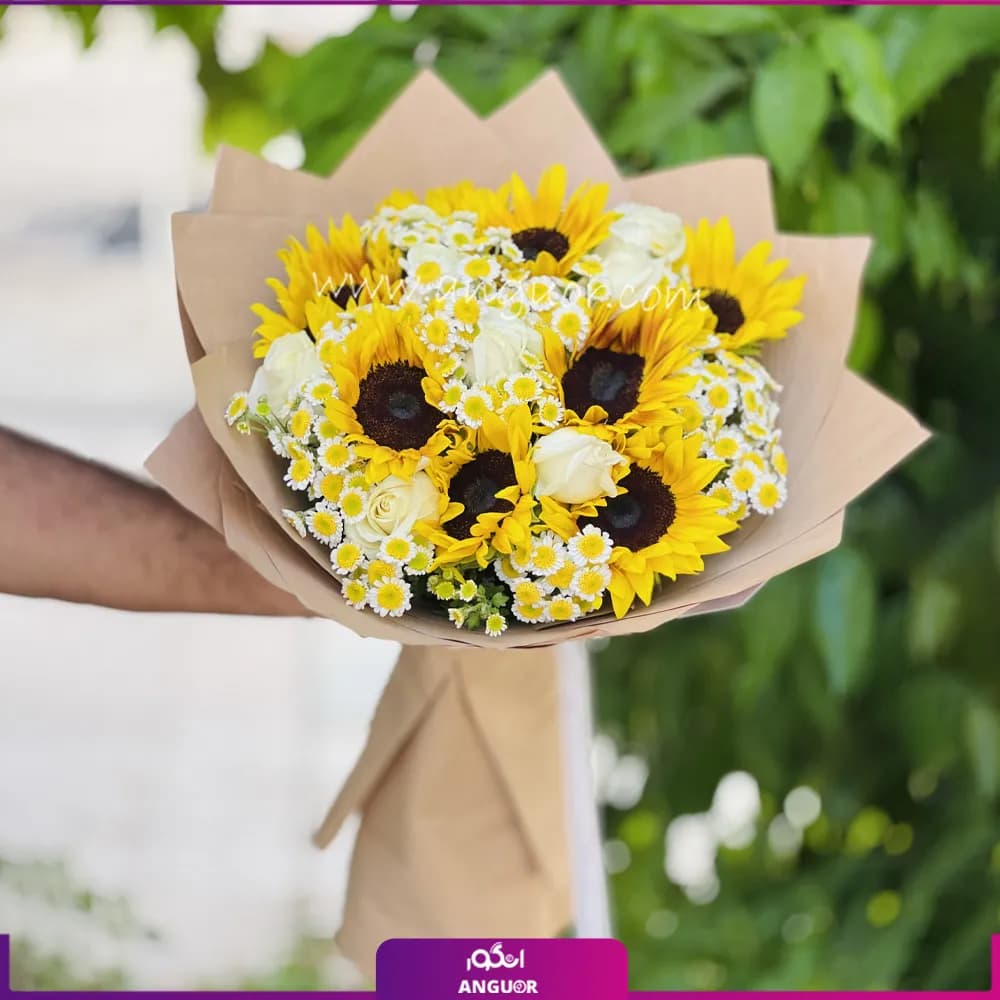 دسته گل آفتابگردان و رز سفید
