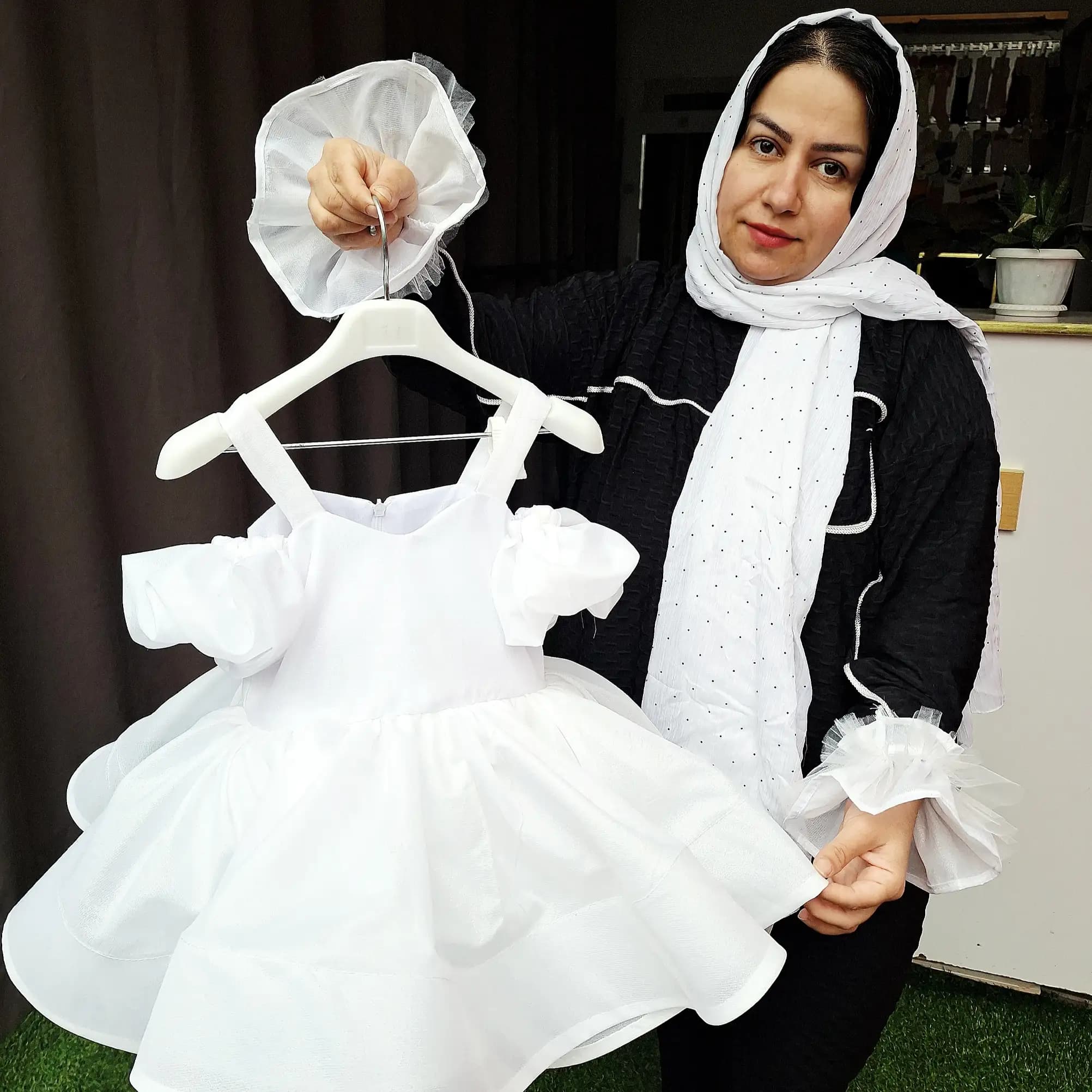 پیراهن مجلسی دخترانه بچگانه سفید مدل لباس عروس | با دامن تور پفی و مچ بند پرنسسی — تصویر ۲