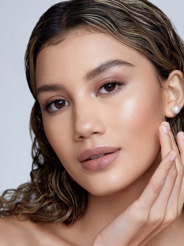 هایلایتر استیکی SNATCH ‘N’ GLOW رنگ VANILLA FROST شیگلم SHEGLAM — تصویر ۲