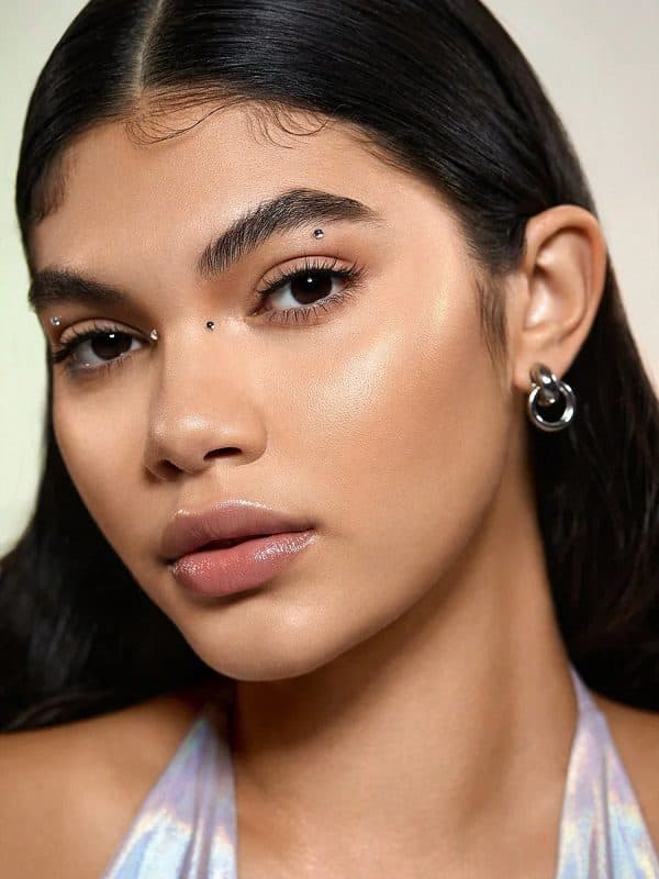 هایلایتر مایع CHROMA-GLOW BLOOM با رنگ SOLAR FLARE شیگلم SHEGLAM — تصویر ۴