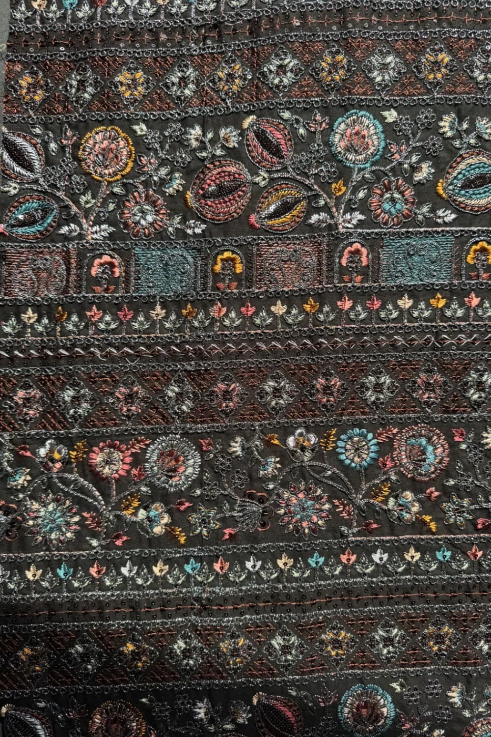 پارچه لینن هندی سوزندوزی مشکی — تصویر ۴