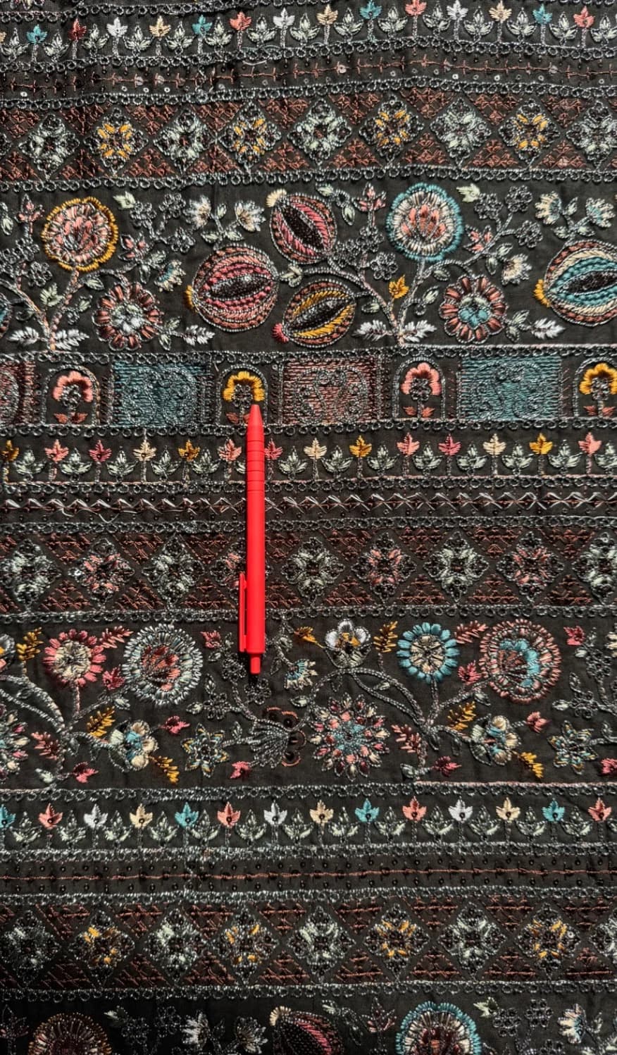 پارچه لینن هندی سوزندوزی مشکی — تصویر ۵
