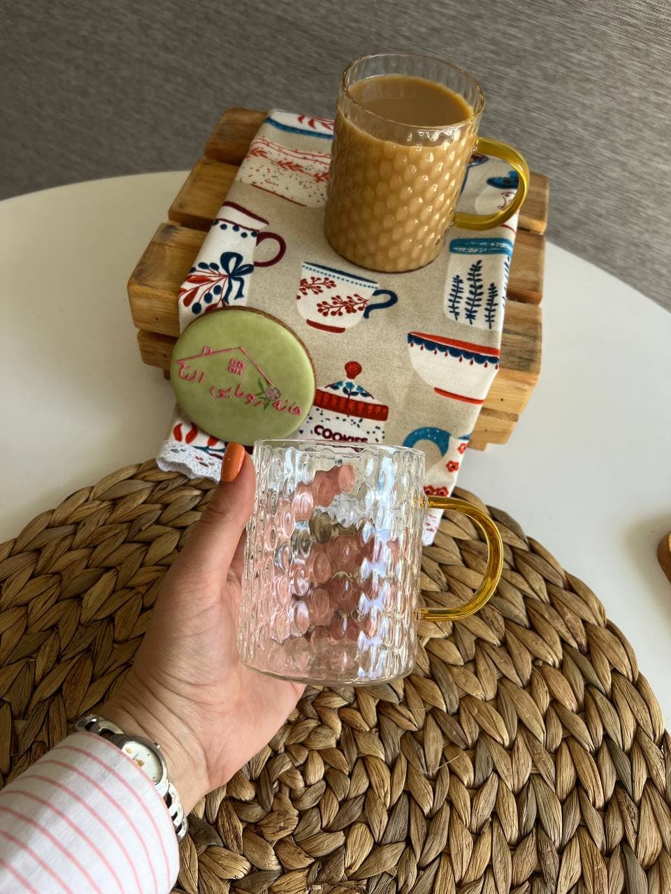 ماگ پیرکس استوانه دسته رنگی طرح حبابی کد B6 — تصویر ۲