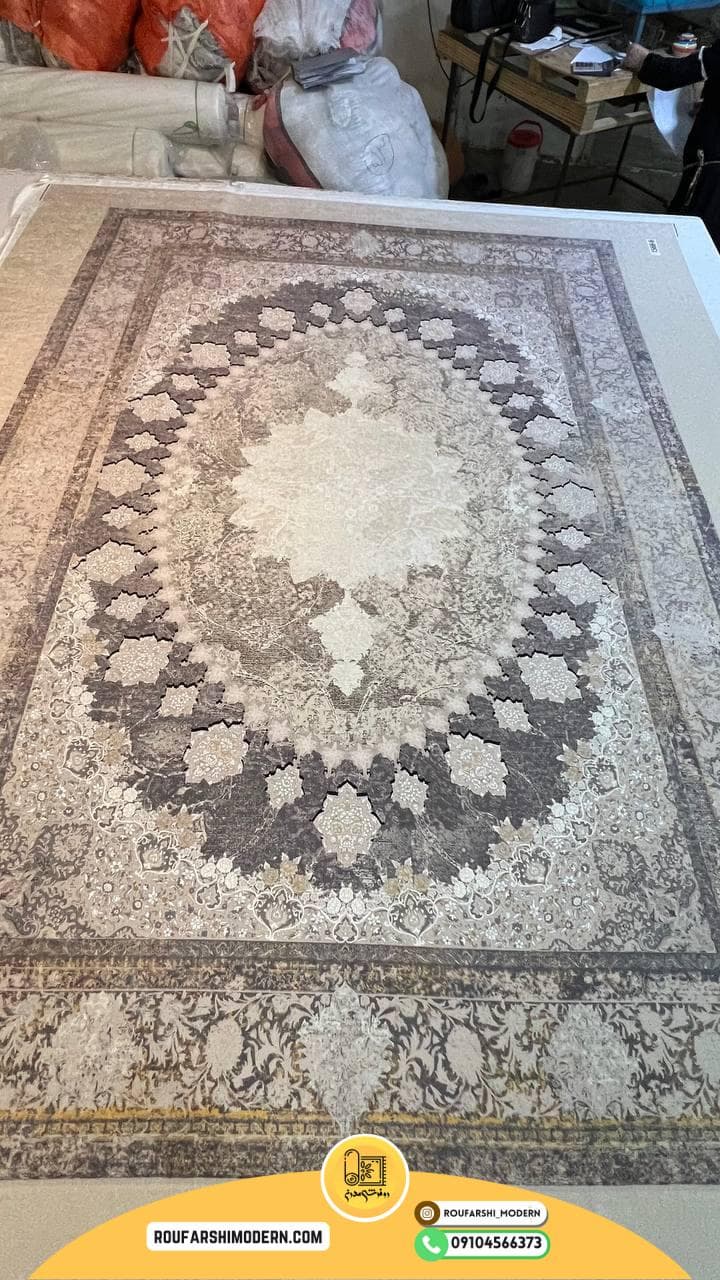 فرشینه / کاور فرش و روفرشی کشدار طرح وینتیج پتینه زمینه کرم نسکافه ای ترکیب طوسی دودی کد 1568 (ویدیو) — تصویر ۲