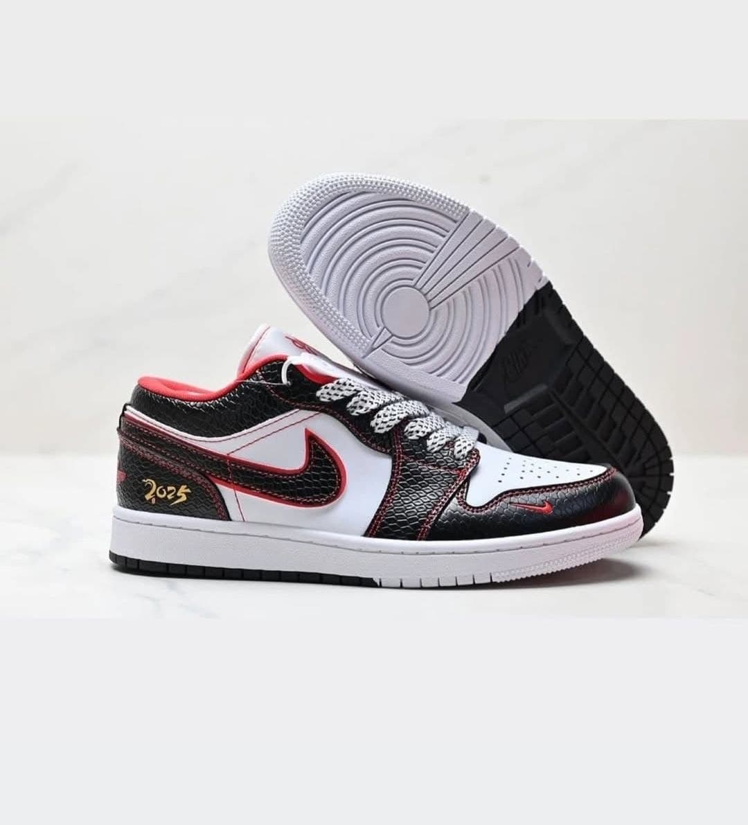 نایک ایر جردن ۱ بدون ساق پوست ماری قرمز مشکی Nike Air Jordan 1 Low Snake — تصویر ۲