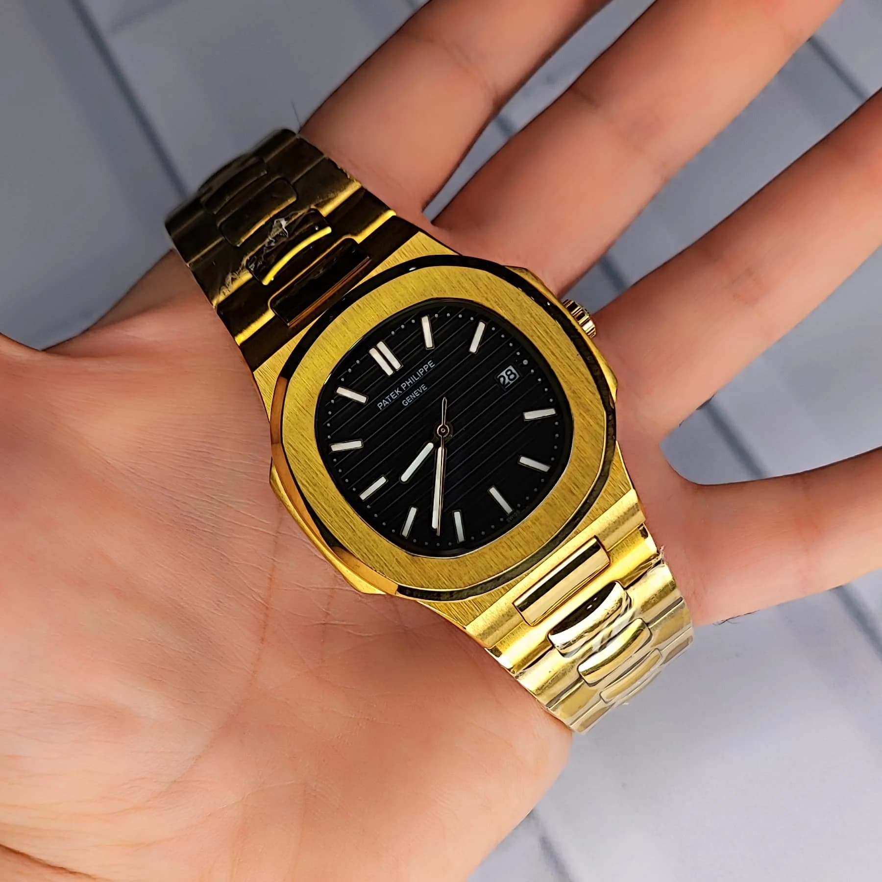 ساعت مچی مردانه پتک فیلیپ موتور ژاپن مدل ناتیلوس طلایی مشکی (Patek Philippe Nautilus) — تصویر ۳