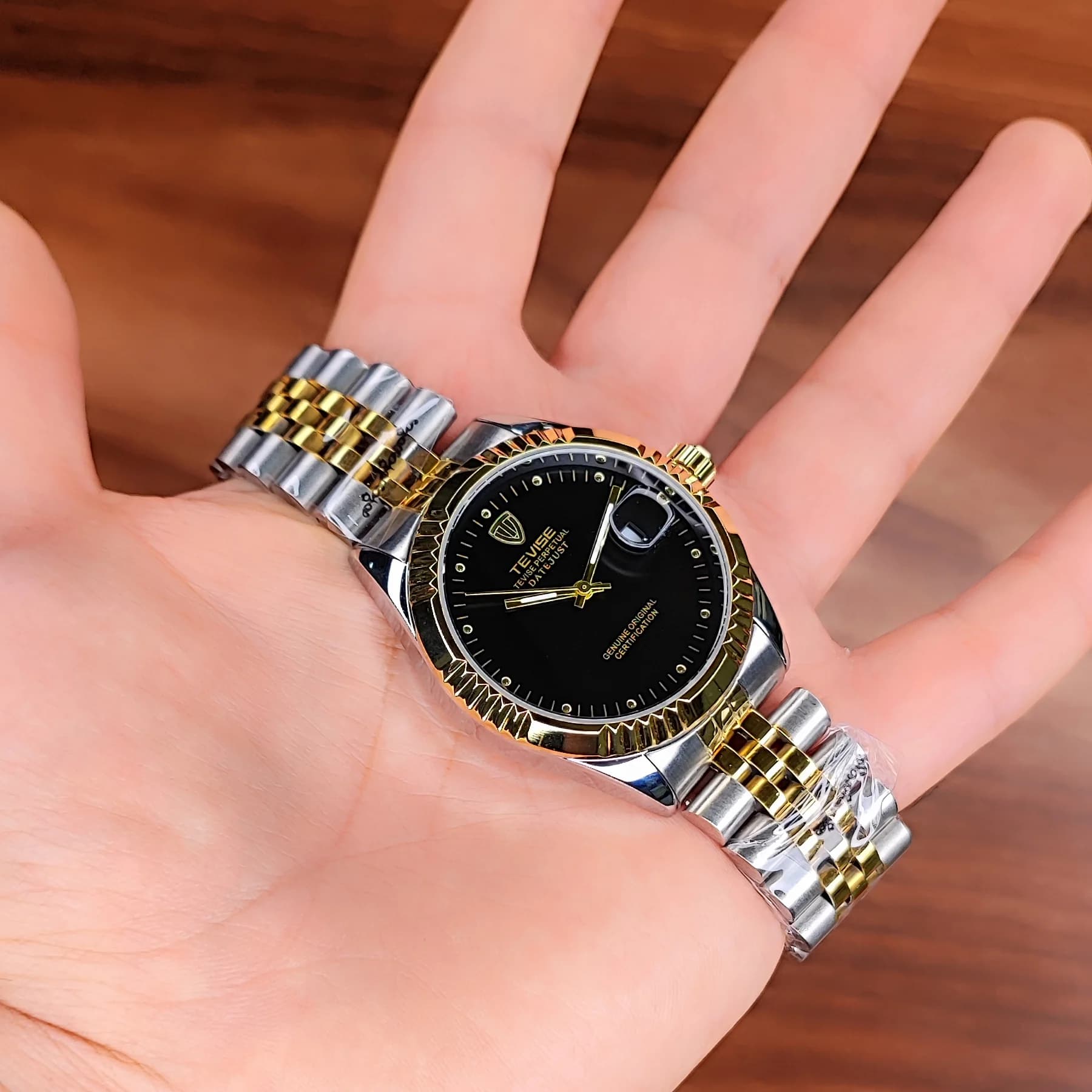 ساعت مچی عقربه ای مردانه تویس مشکی طلایی مدل 62901S — تصویر ۲