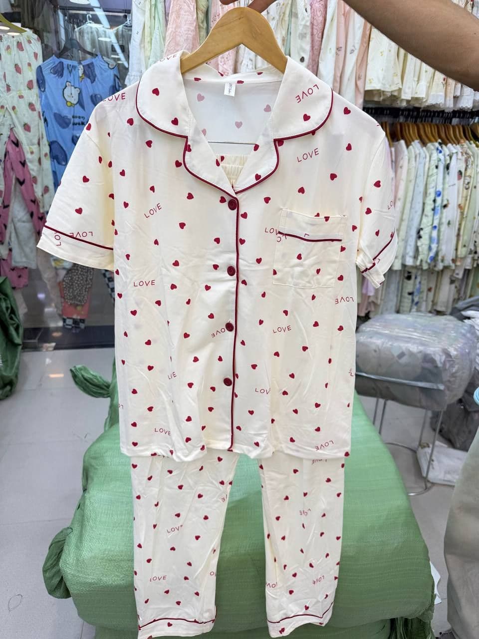 ست دو تیکه راحتی بلوزجلو دکمه و شلوار نخ پنبه وارداتی دخترانه و زنانه کد 9757 — تصویر ۲
