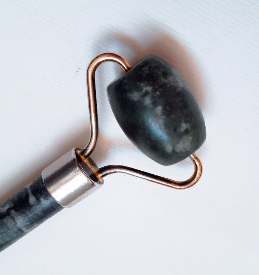 ماساژور سنگی صورت جیدرولر مشکی jade Roller — تصویر ۲