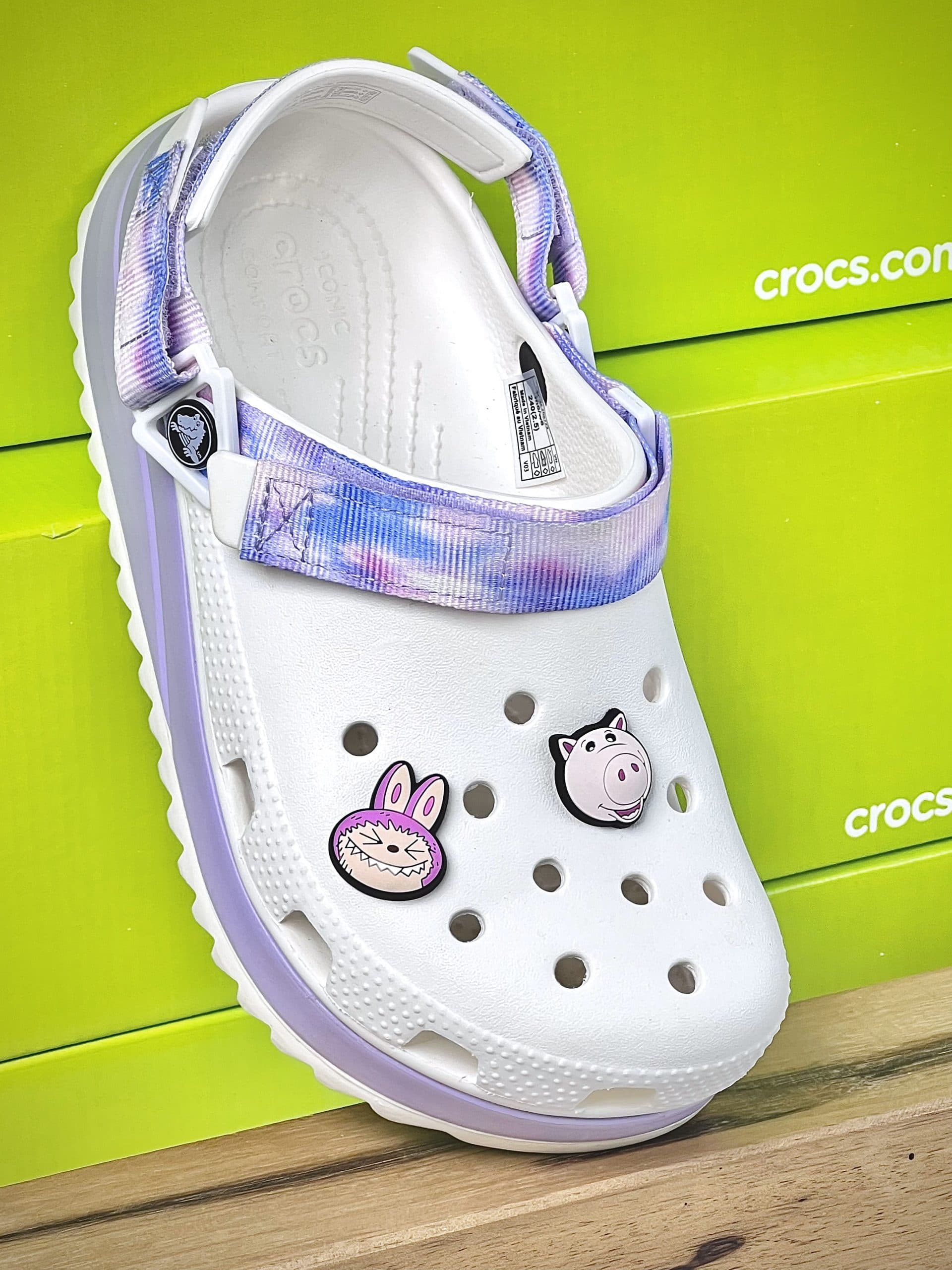 کراکس هایکر سولارایزد سفید یاسی بند آبرنگی زنانه | Crocs Classic Hiker — تصویر ۲