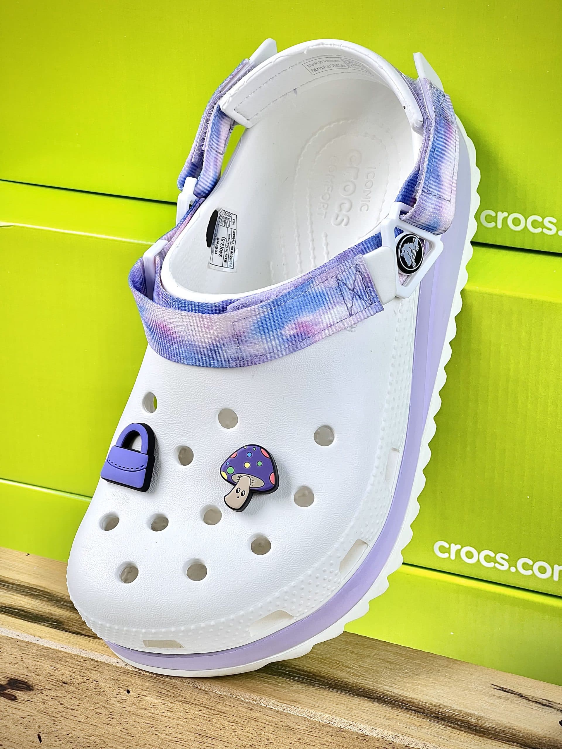 کراکس هایکر سولارایزد سفید یاسی بند آبرنگی زنانه | Crocs Classic Hiker — تصویر ۵