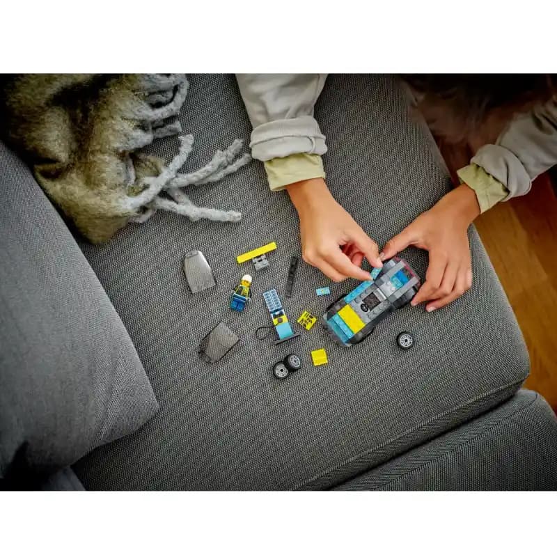 ماشین اسپرت الکتریکی LEGO® City: هیجان و طراحی بی‌نظیر — تصویر ۸